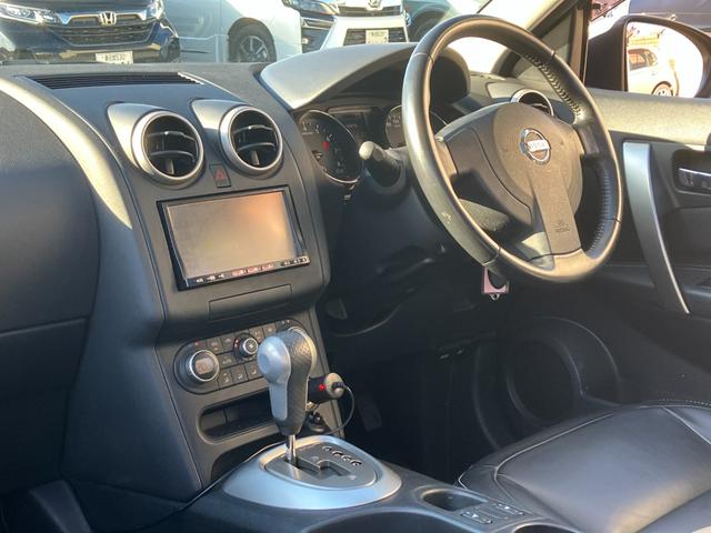 デュアリス ２０ＧアーバンブラックレザーＩＩ　禁煙車　後期型　スタイリッシュガラスルーフ　黒革シート　前後ドラレコ　地デジＴＶ　Ｂｌｕｅｔｏｏｔｈ接続　純正メモリーナビ　バックカメラ　スマートキー　革巻ハンドル　ＨＩＤ　オートライト　純正１８ＡＷ（45枚目）