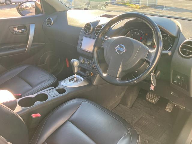 デュアリス ２０ＧアーバンブラックレザーＩＩ　禁煙車　後期型　スタイリッシュガラスルーフ　黒革シート　前後ドラレコ　地デジＴＶ　Ｂｌｕｅｔｏｏｔｈ接続　純正メモリーナビ　バックカメラ　スマートキー　革巻ハンドル　ＨＩＤ　オートライト　純正１８ＡＷ（46枚目）