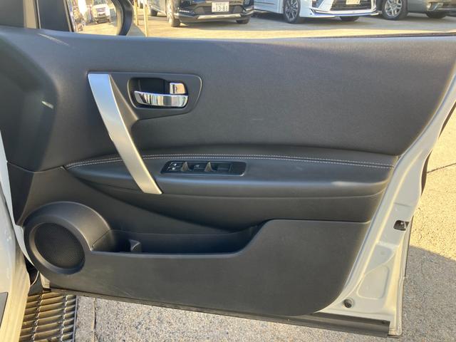 デュアリス ２０ＧアーバンブラックレザーＩＩ　禁煙車　後期型　スタイリッシュガラスルーフ　黒革シート　前後ドラレコ　地デジＴＶ　Ｂｌｕｅｔｏｏｔｈ接続　純正メモリーナビ　バックカメラ　スマートキー　革巻ハンドル　ＨＩＤ　オートライト　純正１８ＡＷ（59枚目）