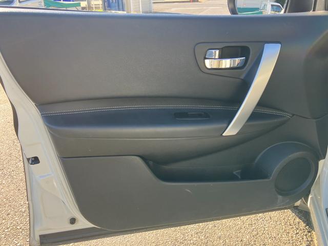 デュアリス ２０ＧアーバンブラックレザーＩＩ　禁煙車　後期型　スタイリッシュガラスルーフ　黒革シート　前後ドラレコ　地デジＴＶ　Ｂｌｕｅｔｏｏｔｈ接続　純正メモリーナビ　バックカメラ　スマートキー　革巻ハンドル　ＨＩＤ　オートライト　純正１８ＡＷ（61枚目）