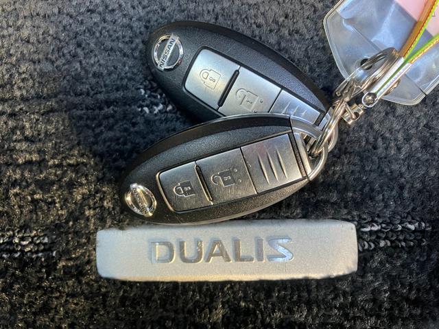 デュアリス ２０ＧアーバンブラックレザーＩＩ　禁煙車　後期型　スタイリッシュガラスルーフ　黒革シート　前後ドラレコ　地デジＴＶ　Ｂｌｕｅｔｏｏｔｈ接続　純正メモリーナビ　バックカメラ　スマートキー　革巻ハンドル　ＨＩＤ　オートライト　純正１８ＡＷ（69枚目）