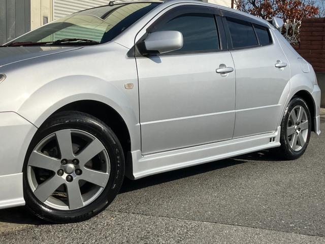 ＷｉＬＬ ＶＳ ２ＺＺ－ＧＥ　１．８ＶＶＴＬ－ｉ　タイミングチェーン　純正フルエアロ　リアスポイラー　純正１６アルミ　ステアリングシフト　キーレス　純正ＣＤ／ＭＤデッキ　革巻ハンドル　オートエアコン　プライバシーガラス　純正フロアマット　電格ミラー（9枚目）