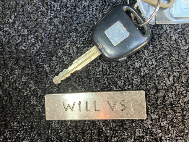 ＷｉＬＬ ＶＳ ２ＺＺ－ＧＥ　１．８ＶＶＴＬ－ｉ　タイミングチェーン　純正フルエアロ　リアスポイラー　純正１６アルミ　ステアリングシフト　キーレス　純正ＣＤ／ＭＤデッキ　革巻ハンドル　オートエアコン　プライバシーガラス　純正フロアマット　電格ミラー（66枚目）
