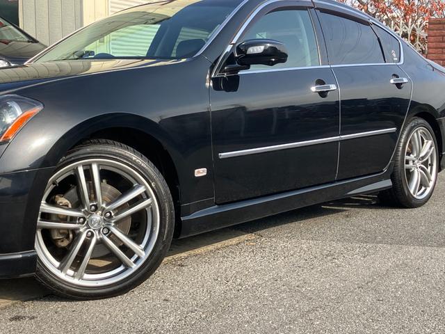 フーガ ＧＴスポーツＰスタイリッシュブラックＬＴＤＩＩ　Ｖ８エンジン　１オーナー　黒革　純正エアロ　純正ＯＰクリアテール　専用１９アルミ　シートベンチレーション　助手席電動オットマン　純正ＤＶＤナビ　６連ＣＤ　バック＆サイドカメラ　スマートキー　キセノン（9枚目）