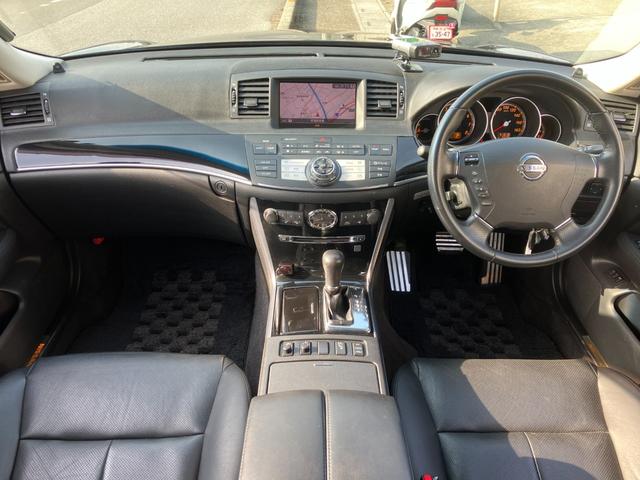 フーガ ＧＴスポーツＰスタイリッシュブラックＬＴＤＩＩ　Ｖ８エンジン　１オーナー　黒革　純正エアロ　純正ＯＰクリアテール　専用１９アルミ　シートベンチレーション　助手席電動オットマン　純正ＤＶＤナビ　６連ＣＤ　バック＆サイドカメラ　スマートキー　キセノン（13枚目）