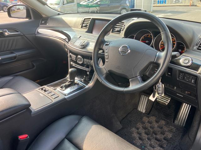 フーガ ＧＴスポーツＰスタイリッシュブラックＬＴＤＩＩ　Ｖ８エンジン　１オーナー　黒革　純正エアロ　純正ＯＰクリアテール　専用１９アルミ　シートベンチレーション　助手席電動オットマン　純正ＤＶＤナビ　６連ＣＤ　バック＆サイドカメラ　スマートキー　キセノン（47枚目）