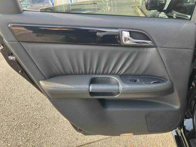 フーガ ＧＴスポーツＰスタイリッシュブラックＬＴＤＩＩ　Ｖ８エンジン　１オーナー　黒革　純正エアロ　純正ＯＰクリアテール　専用１９アルミ　シートベンチレーション　助手席電動オットマン　純正ＤＶＤナビ　６連ＣＤ　バック＆サイドカメラ　スマートキー　キセノン（60枚目）