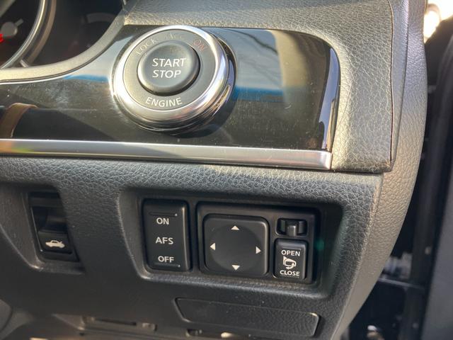 フーガ ＧＴスポーツＰスタイリッシュブラックＬＴＤＩＩ　Ｖ８エンジン　１オーナー　黒革　純正エアロ　純正ＯＰクリアテール　専用１９アルミ　シートベンチレーション　助手席電動オットマン　純正ＤＶＤナビ　６連ＣＤ　バック＆サイドカメラ　スマートキー　キセノン（70枚目）