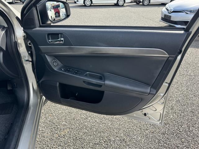 ギャランフォルティス エクシード　最終型／４ＷＤ／メモリーナビ／ＣＤ／ＤＶＤ／ＴＶ／ＳＤ／Ｂカメラ／ＥＴＣ／キーレス／ｉ－ｓｔｏｐ／ＭＴモード付ＡＴ／ウィンカードアミラー／横滑り防止（25枚目）