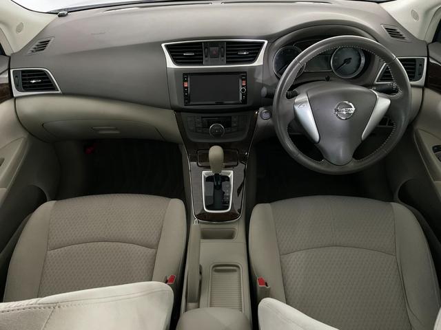 シルフィ Ｇ　純正ナビ／ＣＤ／ＤＶＤ／ＴＶ／ＢＴ／ＳＤ／ＵＳＢ／Ｂカメラ／ＥＴＣ／ＨＩＤ／プッシュ＆スマート／純正１６ＡＷ／左右独立ＡＡＣ／おもいやり機能付きオートライト／オート格納ドアミラー／Ｓ＆Ｃエアバック（3枚目）