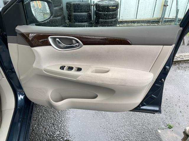 シルフィ Ｇ　純正ナビ／ＣＤ／ＤＶＤ／ＴＶ／ＢＴ／ＳＤ／ＵＳＢ／Ｂカメラ／ＥＴＣ／ＨＩＤ／プッシュ＆スマート／純正１６ＡＷ／左右独立ＡＡＣ／おもいやり機能付きオートライト／オート格納ドアミラー／Ｓ＆Ｃエアバック（29枚目）