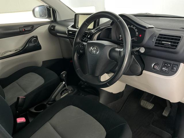 ｉＱ １３０Ｇ　後期型／シーケンシャルシフトマチック７ＣＶＴ／フロントフォグランプ／デジタル表示プッシュ式ＡＡＣ／スマートキー・プッシュスタート／社外ＳＤナビ／フルセグＴＶ／ＤＶＤ／Ｂｌｕｅｔｏｏｔｈ／前後ドラレコ（2枚目）