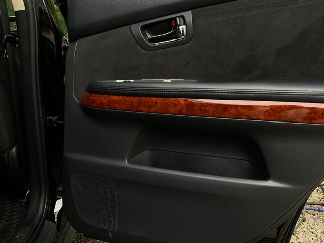 ハリアー ２４０Ｇ　Ｌパッケージアルカンターラセレクション　ワンオーナー／特別仕様車／アルカンターラシート／バックカメラ／ＥＴＣ／パワーシート／電動リアゲート／キーレス／ＣＤ／ＤＶＤ／ＨＩＤヘッドランプ／フォグ／純正１７インチアルミ／ウッドコンビハンドル（18枚目）