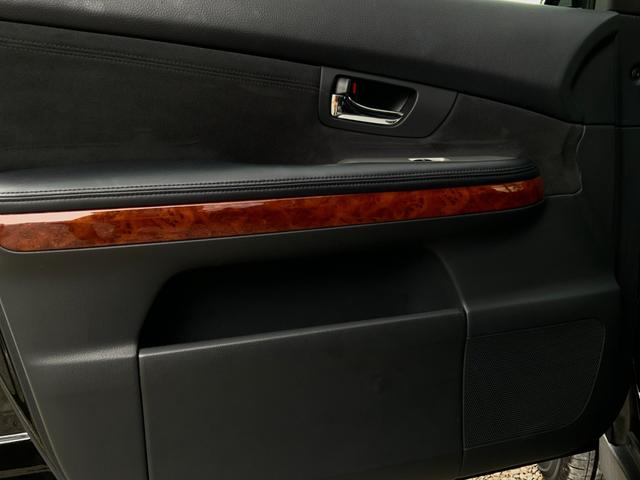 ハリアー ２４０Ｇ　Ｌパッケージアルカンターラセレクション　ワンオーナー／特別仕様車／アルカンターラシート／バックカメラ／ＥＴＣ／パワーシート／電動リアゲート／キーレス／ＣＤ／ＤＶＤ／ＨＩＤヘッドランプ／フォグ／純正１７インチアルミ／ウッドコンビハンドル（20枚目）