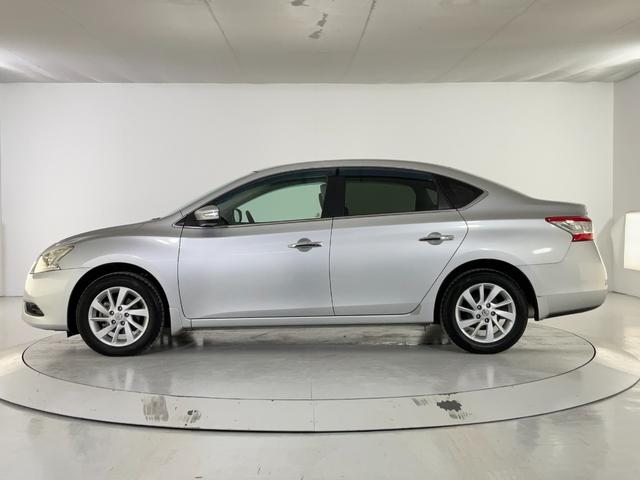 シルフィ Ｇ　スマートキー／プッシュスタート／ＨＩＤヘッドランプ／フォグランプ／純正１６インチアルミ／ＣＤオーディオ／デュアルオートエアコン／横滑り防止／サイド・カーテンエアバック／ウィンカードアミラー（9枚目）