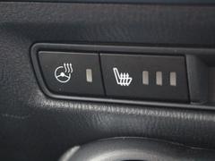 運転席と助手席はシートヒーター搭載されております☆スイッチを押すだけでポカポカシートに♪更にステアリングヒーターもついているので、ハンドルも温まるんです☆ 5