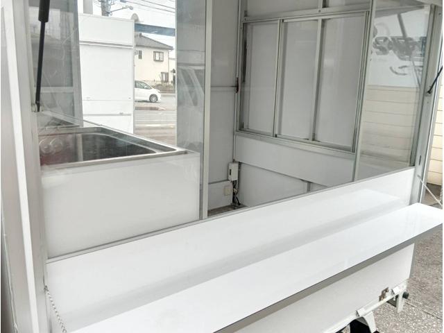 キャリイトラック 　キッチンカー　移動販売車８ナンバー　加工車登録済みキーレス　ＰＷ　ナビ　ＴＶ　ＥＴＣ　バックカメラシンクセット　３層　フットスイッチ　１００Ｌタンク　換気扇　照明　コンセント　外部電源（24枚目）