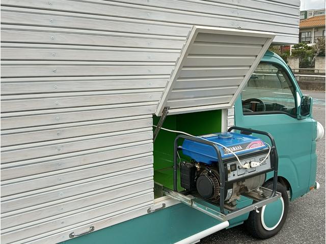 ハイゼットトラック 　両サイドが引き出せるワイドボディ　広々した作業スペース　発電機ＢＯＸ　冷凍冷蔵コールドテーブル　発電機　換気扇　ＬＥＤ照明　コンセント　シンクセット　給排水タンク　ドライブレコーダー　バックカメラ（3枚目）