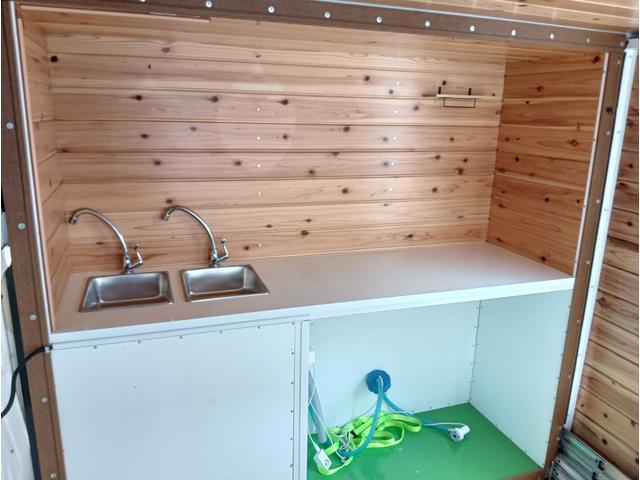 ハイゼットトラック 　両サイドが引き出せるワイドボディ　広々した作業スペース　発電機ＢＯＸ　冷凍冷蔵コールドテーブル　発電機　換気扇　ＬＥＤ照明　コンセント　シンクセット　給排水タンク　ドライブレコーダー　バックカメラ（6枚目）