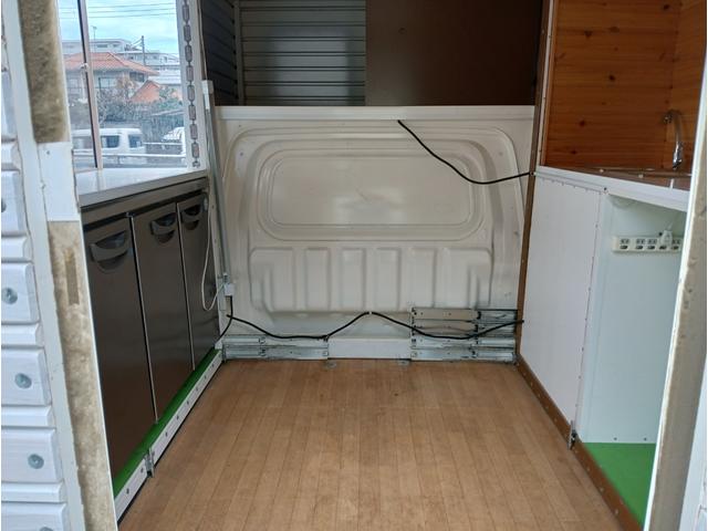 ハイゼットトラック 　両サイドが引き出せるワイドボディ　広々した作業スペース　発電機ＢＯＸ　冷凍冷蔵コールドテーブル　発電機　換気扇　ＬＥＤ照明　コンセント　シンクセット　給排水タンク　ドライブレコーダー　バックカメラ（8枚目）