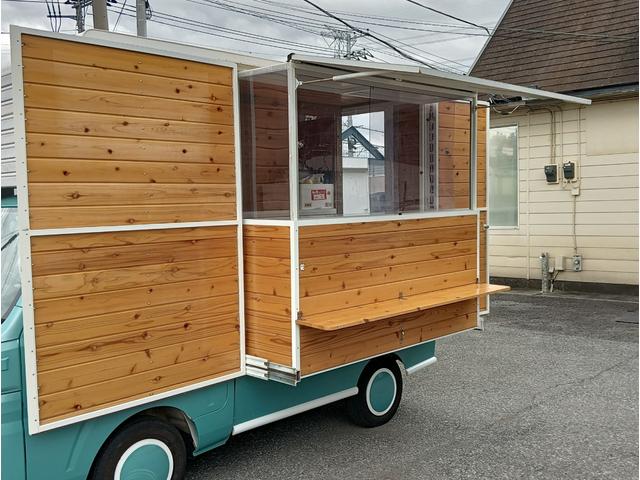 ハイゼットトラック 　両サイドが引き出せるワイドボディ　広々した作業スペース　発電機ＢＯＸ　冷凍冷蔵コールドテーブル　発電機　換気扇　ＬＥＤ照明　コンセント　シンクセット　給排水タンク　ドライブレコーダー　バックカメラ（11枚目）