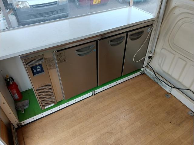ハイゼットトラック 　両サイドが引き出せるワイドボディ　広々した作業スペース　発電機ＢＯＸ　冷凍冷蔵コールドテーブル　発電機　換気扇　ＬＥＤ照明　コンセント　シンクセット　給排水タンク　ドライブレコーダー　バックカメラ（12枚目）