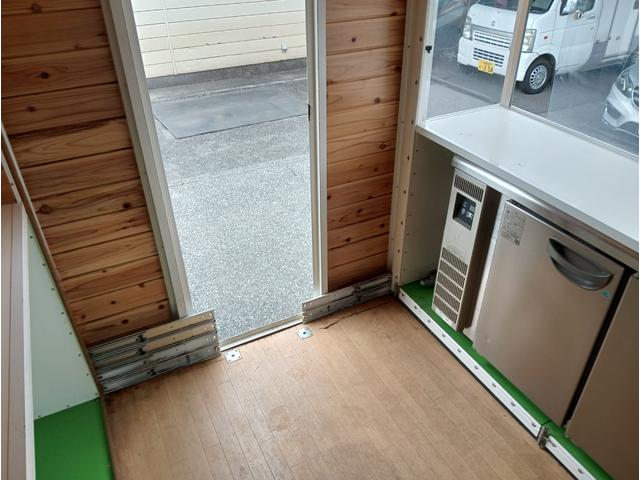 ハイゼットトラック 　両サイドが引き出せるワイドボディ　広々した作業スペース　発電機ＢＯＸ　冷凍冷蔵コールドテーブル　発電機　換気扇　ＬＥＤ照明　コンセント　シンクセット　給排水タンク　ドライブレコーダー　バックカメラ（17枚目）