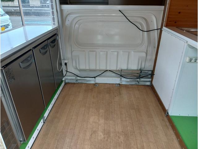 ハイゼットトラック 　両サイドが引き出せるワイドボディ　広々した作業スペース　発電機ＢＯＸ　冷凍冷蔵コールドテーブル　発電機　換気扇　ＬＥＤ照明　コンセント　シンクセット　給排水タンク　ドライブレコーダー　バックカメラ（26枚目）