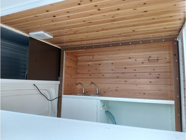 ハイゼットトラック 　両サイドが引き出せるワイドボディ　広々した作業スペース　発電機ＢＯＸ　冷凍冷蔵コールドテーブル　発電機　換気扇　ＬＥＤ照明　コンセント　シンクセット　給排水タンク　ドライブレコーダー　バックカメラ（30枚目）