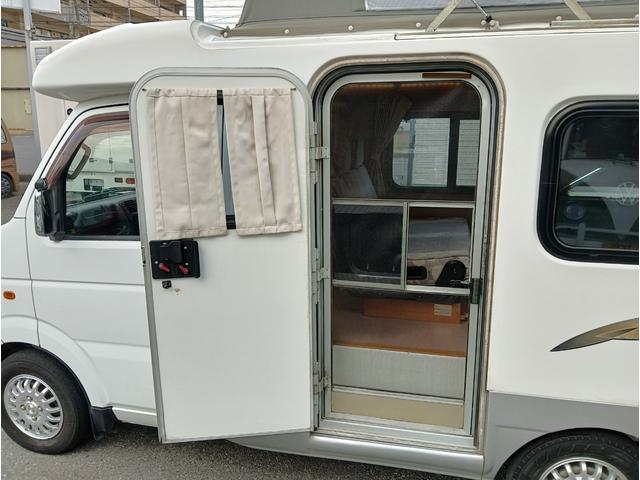 キャリイトラック 　ＡＺ－ＭＡＸ製　Ｋ－ａｉ　軽８ナンバーキャンピング車登録　４ＷＤ　ポップアップルーフ　ベット　シンク　給排水タンク　ルームランプ　テーブル　サブバッテリー　走行充電　外部電源　ポータブルナビ　ＥＴＣ（10枚目）