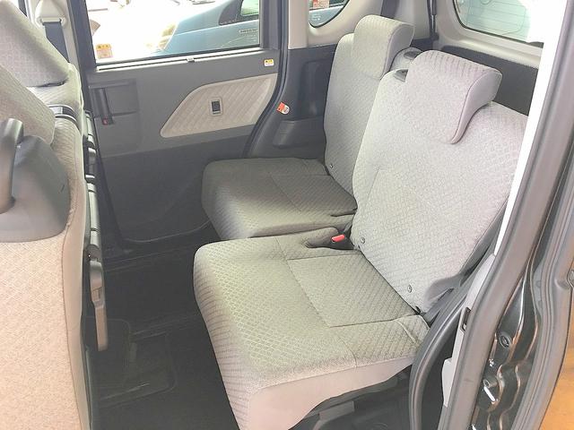 後部座席は前後スライド調節可能で、足元を広々使用できます！