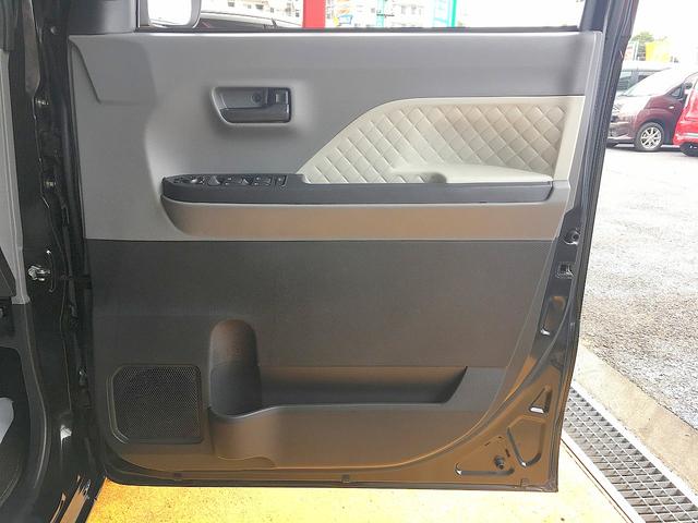 運転席側ドアの内張りです！