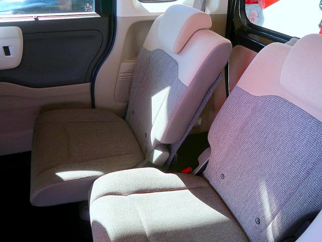 後部座席は前後スライド調節可能で、足元を広々使用できます！