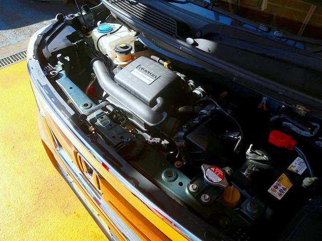 エンジンルームも隅々までクリーニングしてます！