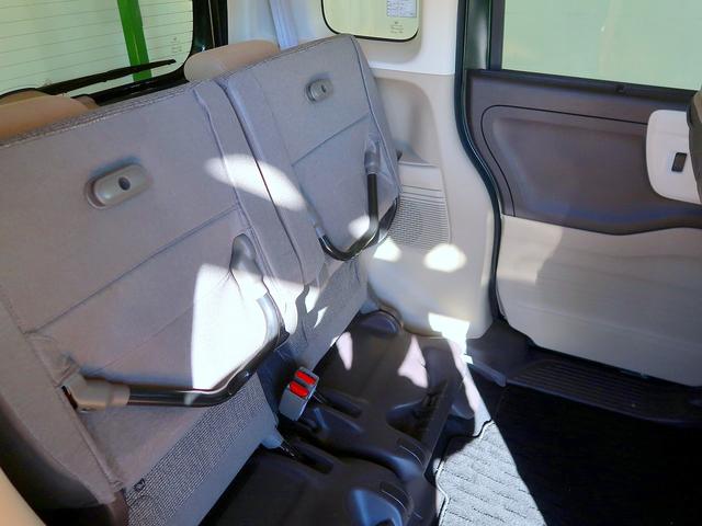 後席座面を上げることによって足元スペースに荷物を置く使い方も可能です！