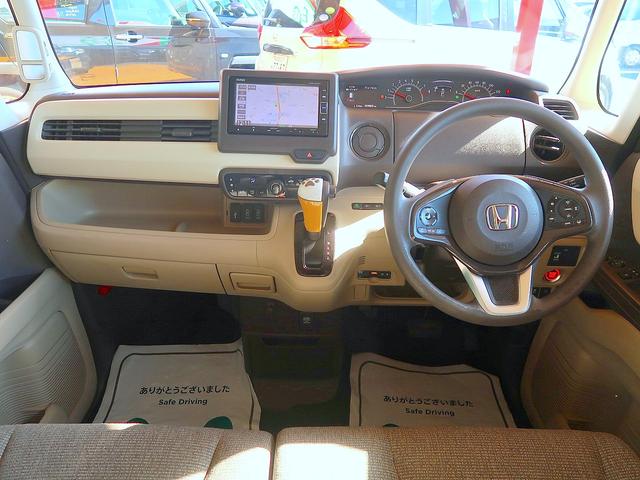 インパネシフトで足元スペースも広々としていて、ゆったり乗れます！目的地まで快適にドライブ出来ます！長距離移動も楽々！