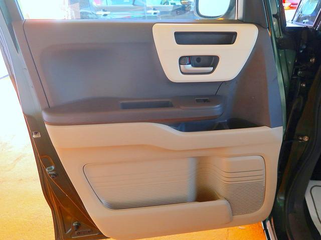 助手席側ドアの内張りです！