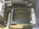助手席シート下にも収納スペースがあります！何気に重宝しますよ！