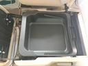 助手席シート下にも収納スペースがあります!何気に重宝しますよ!