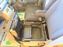 助手席シート下にも収納スペースがあります！何気に重宝しますよ！