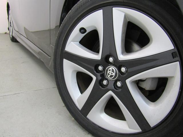 プリウス Ａツーリングセレクション　黒革シート　ブラインドスポットモニター　ヘッドアップディスプレイ　フルエアロ　１７インチＡＷ　９インチナビＢカメラ　ドラレコ　シートヒーター　クリアソナー　パーキングアシスト　セーフティセンスＰＫＧ（5枚目）