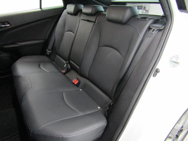 プリウス Ｓツーリングセレクション　黒革シート　フルエアロ　１７インチＡＷ　８インチディスプレイオーディオ　ナビＢカメラ　ＡＣ電源　先行車発進通知　ロードサインアシスト　セーフティセンスＰＫＧ　クリアランスソナー　パーキングアシスト（17枚目）