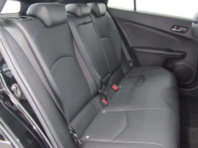 プリウス Ｓツーリングセレクション　黒革シート　セーフティセンスＰＫＧ　新品フルエアロ　新品１９インチＡＷ　新品タイヤ　ナビＢカメラ　ブルートゥース　シートヒーター　レーダークルーズＣ　プリクラッシュセーフティ　レーンキープアシスト（15枚目）