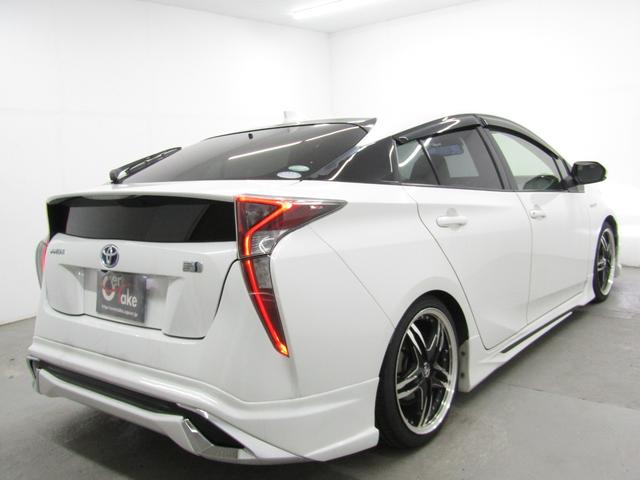 プリウス Ｓ　セーフティセンスＰＫＧ　フルエアロ　車高調　１８インチＡＷ　黒本革調シート　ナビＢカメラ　ブルートゥース　ドラレコ　レーダークルーズＣ　プリクラッシュセーフティシステム　レーンキープアシスト（3枚目）
