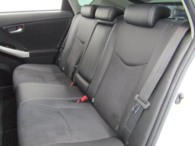 プリウス Ｇ　後期　黒半革シート　車高調　１９インチＡＷ　ＬＥＤテールランプ　ＬＥＤデイライト　ＨＩＤヘッドライト　ＬＥＤフォグ　８インチナビＢカメラ　コンビハンドル　オートクルーズＣ　タッチトレーサーディスプレイ（17枚目）