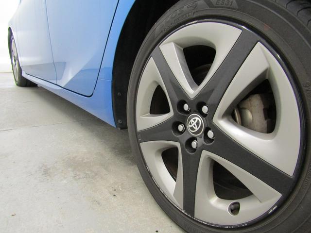 プリウス Ａツーリングセレクション　後期　黒革シート　リヤトラフィックアラート　ブラインドスポットモニター　ヘッドアップディスプレイ　１７インチＡＷ　ナビＢカメラ　ドラレコ　ＡＣ電源　シートヒーター　ロードサインアシスト　先行車発進通知（8枚目）