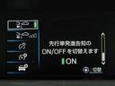 先行車発進告知機能とは、単眼カメラとミリ波レーダーで先行車を監視し、自車と先行車が停止後に先行車が発進して一定距離が開いた場合に、警報音とメーターやヘッドアップディスプレイへの表示します!