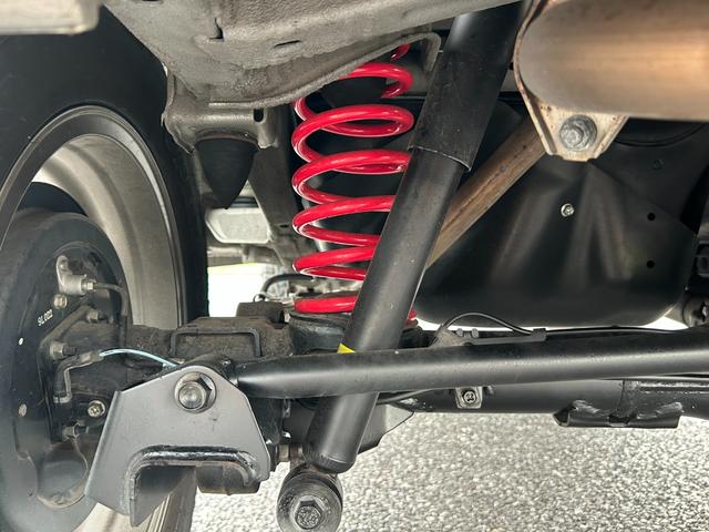 ジムニー ＸＧ　１年保証付　修復歴無　禁煙　運転支援　新車保証書・記録簿　足廻リフトアップ　ＯＲＩＧＩＮ前後バンパー・フロントグリル・オーバーフェンダ　ＯＲＩＧＩＮ１６ＡＷ　ｃａｒｒｏｚｅｒｉａ７型ナビ・ＴＶ　ＥＴＣ（49枚目）