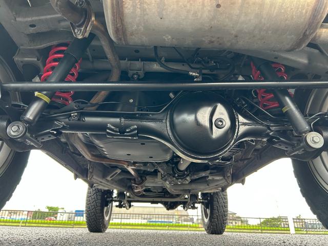 ジムニー ＸＧ　１年保証付　修復歴無　禁煙　運転支援　新車保証書・記録簿　足廻リフトアップ　ＯＲＩＧＩＮ前後バンパー・フロントグリル・オーバーフェンダ　ＯＲＩＧＩＮ１６ＡＷ　ｃａｒｒｏｚｅｒｉａ７型ナビ・ＴＶ　ＥＴＣ（51枚目）