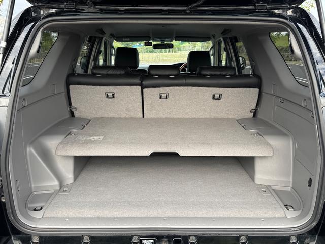 ハイラックスサーフ ＳＳＲ－Ｘリミテッド　修復歴無　最終型　特別仕様車　ＦＬＥＸ２インチアップサス　ＬＥＸＸＥＬ１７ＡＷ　ルーフレール　前後フォグ　ｓｔｒａｄａ９型ナビ・ＴＶ　バックカメラ　１００Ｖ電源　黒革調シートカバー　茶木目ステアリング（22枚目）